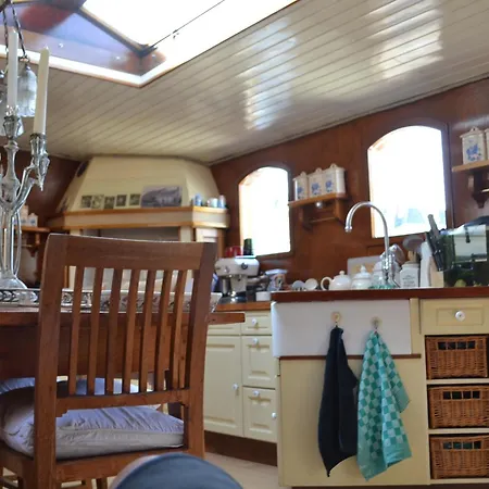 Warm Art Deco Houseboat Amstel River *